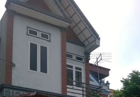 Bao quanh ngôi nhà khang trang của nạn nhân là không khí tang thương