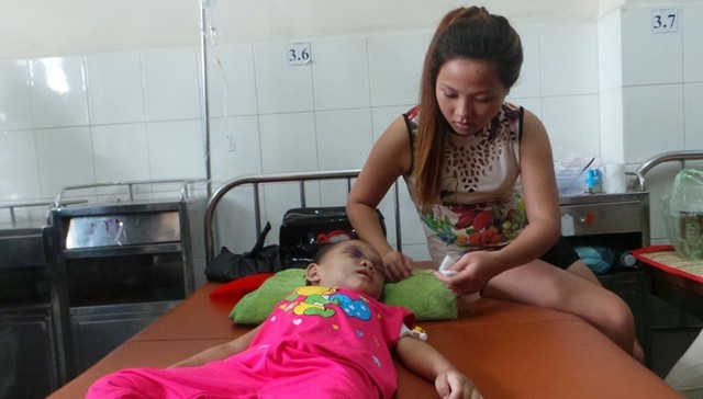bé 4 tuổi bị cha mẹ hành hung
