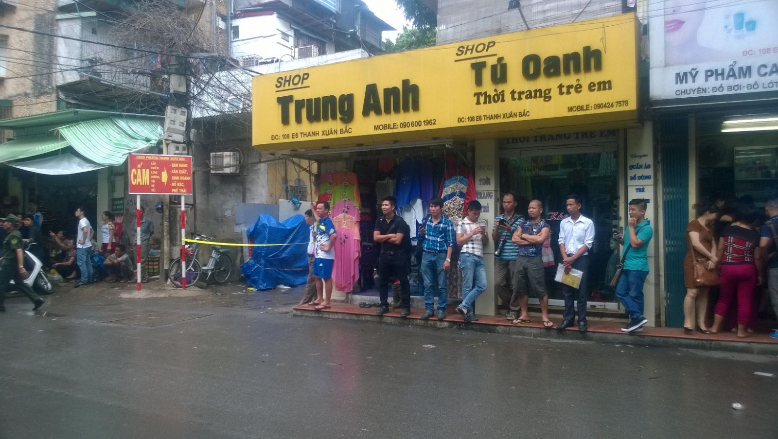 Nhiều người vây quanh hiện trường tỏ ra bức xúc với hung thủ