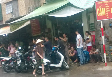 Rất đông người dân lo lắng cho sự an toàn của con tin
