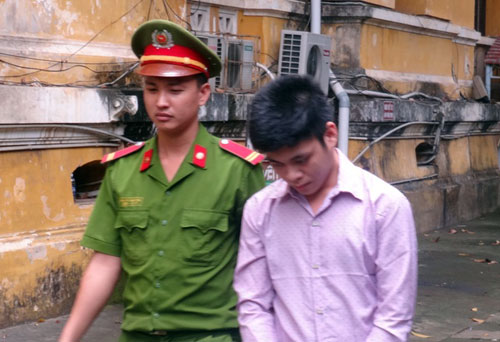 dụ bố ra ngoài rồi hiếp dâm con gái
