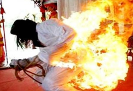 Bé gái 13 tuổi tự thiêu vì đi chơi qua đêm (ảnh minh họa)