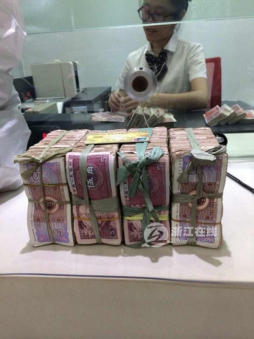Đại gia mia iphone bằng tiền lẻ