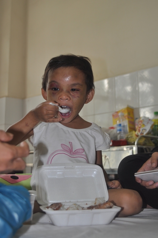 bé gái 4 tuổi bị bạo hành