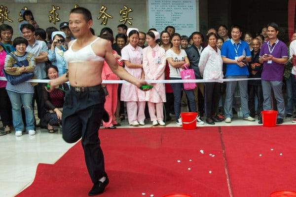 đàn ông mặc áo ngực