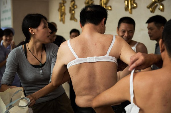 đàn ông mặc áo ngực phụ nữ