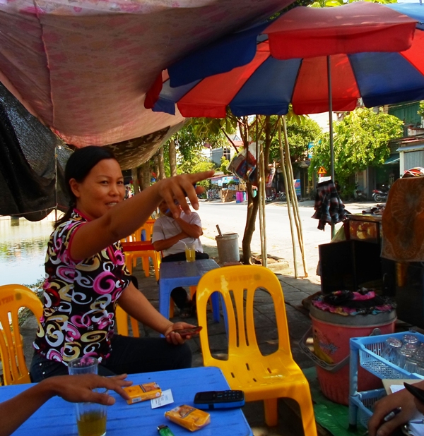 Chị Lương Thị Yến trao đổi với phóng viên về vụ việc