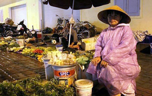 Hôi tiền chị bán rau ở chợ Vinh