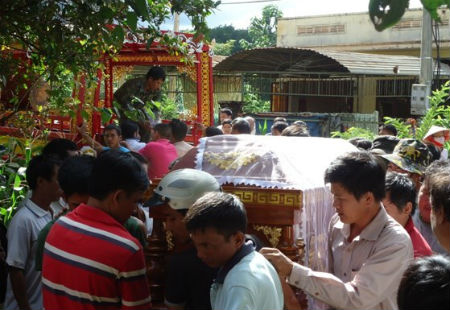 Hiếp dâm bé gái thả trôi sông