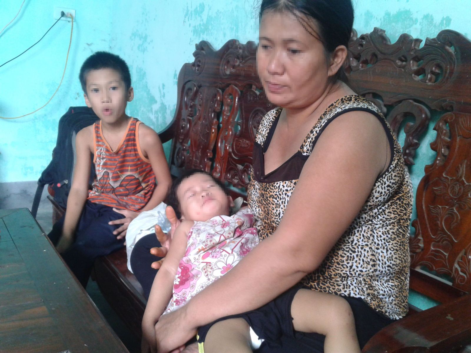 bé trai tàn tật bị bạo hành