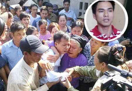 Ông Nguyễn Thanh Chấn tràn nước mắt hạnh phúc bên cạnh người thân 