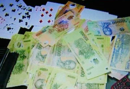 Hiệu trưởng tham gia sát phạt trên chiếu bạc