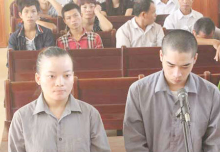 Bị cáo Ngọc và Đạt tại phiên tòa xét xử