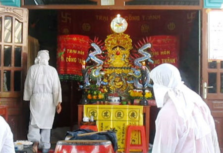 Tang lễ thầy lang bị thiêu chết