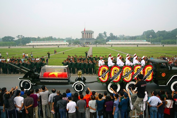 Người dân và bộ đội đứng 2 bên đường