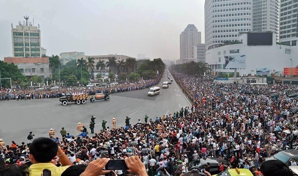 Hàng vạn người góc đường Xuân Thủy