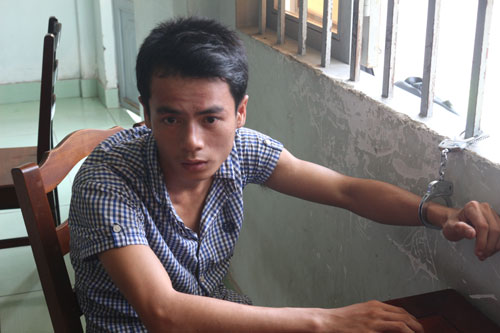 mang kim tiêm đi cướp giật