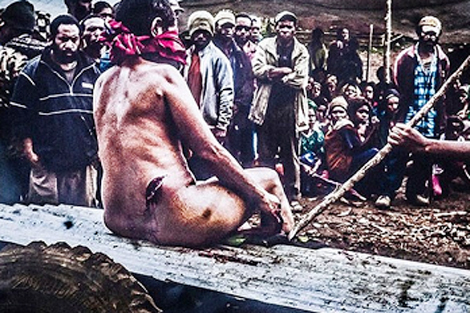 tra tấn thầy mo
