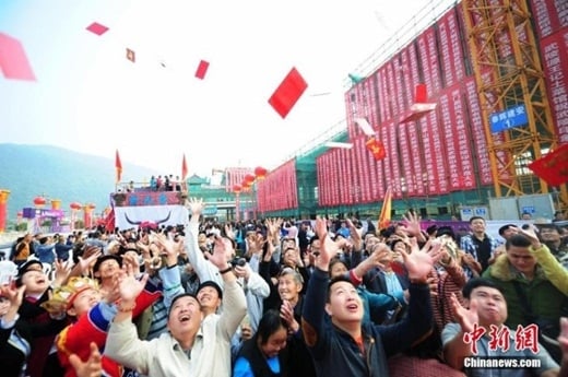 đại gia rải tiền