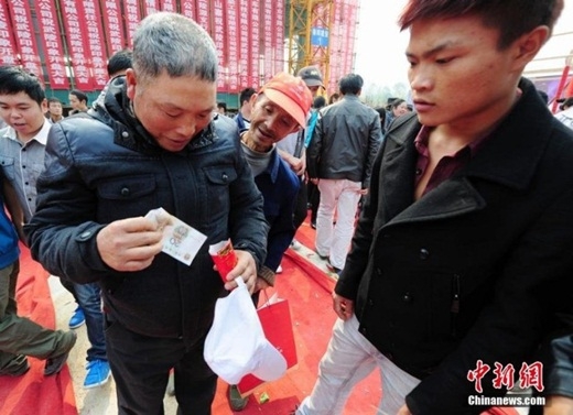 đại gia rải tiền
