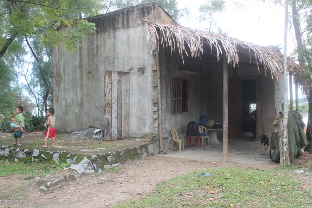 mẹ đẩy con vào đống lửa