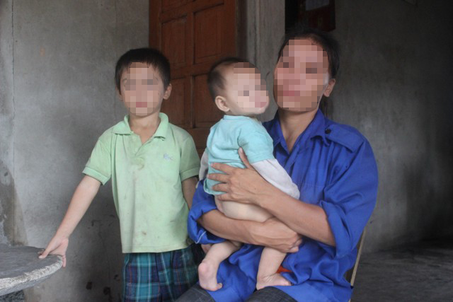 mẹ đẩy con vào đống lửa