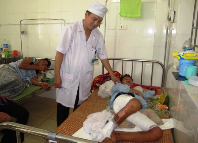 mẹ đẩy con vào đống lửa