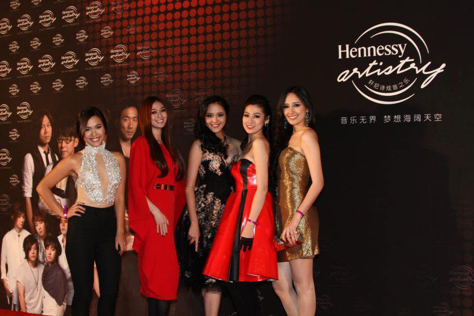 tú anh lộ hàng