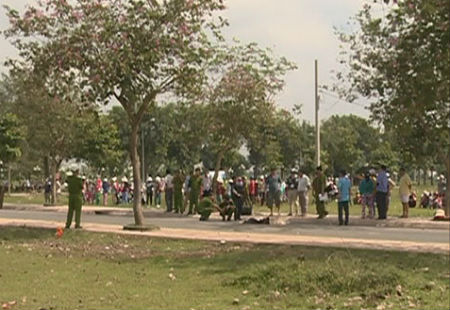 Lực lượng chức năng xuống bảo vệ hiện trường, khám nghiệm tử thi
