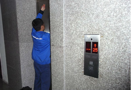 Nhân viên bảo dưỡng thang máy đến giúp đỡ đưa nạn nhân ra ngoài