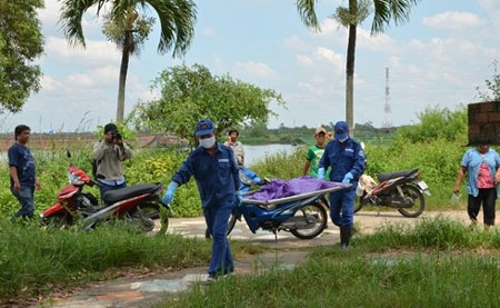 mẹ ôm con tự tử