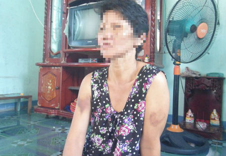 Bà Thanh trao đổi với PV