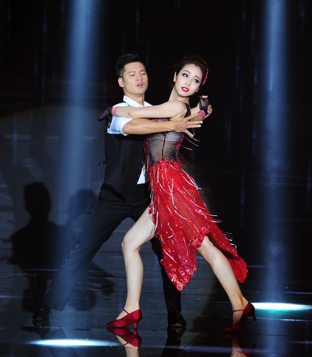 jennifer phạm nằm ngửa trên sân khấu