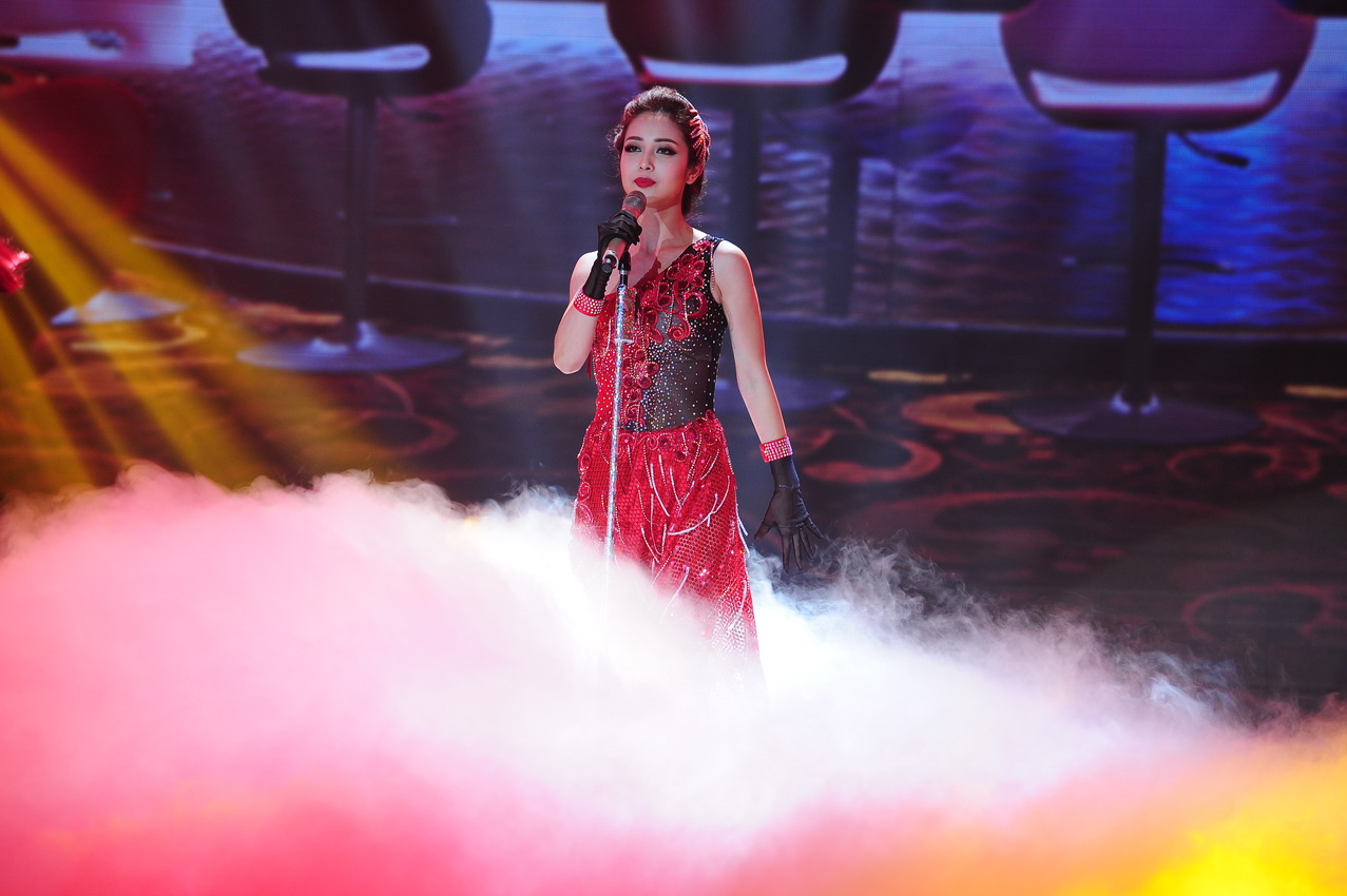 jennifer phạm nằm ngửa trên sân khấu