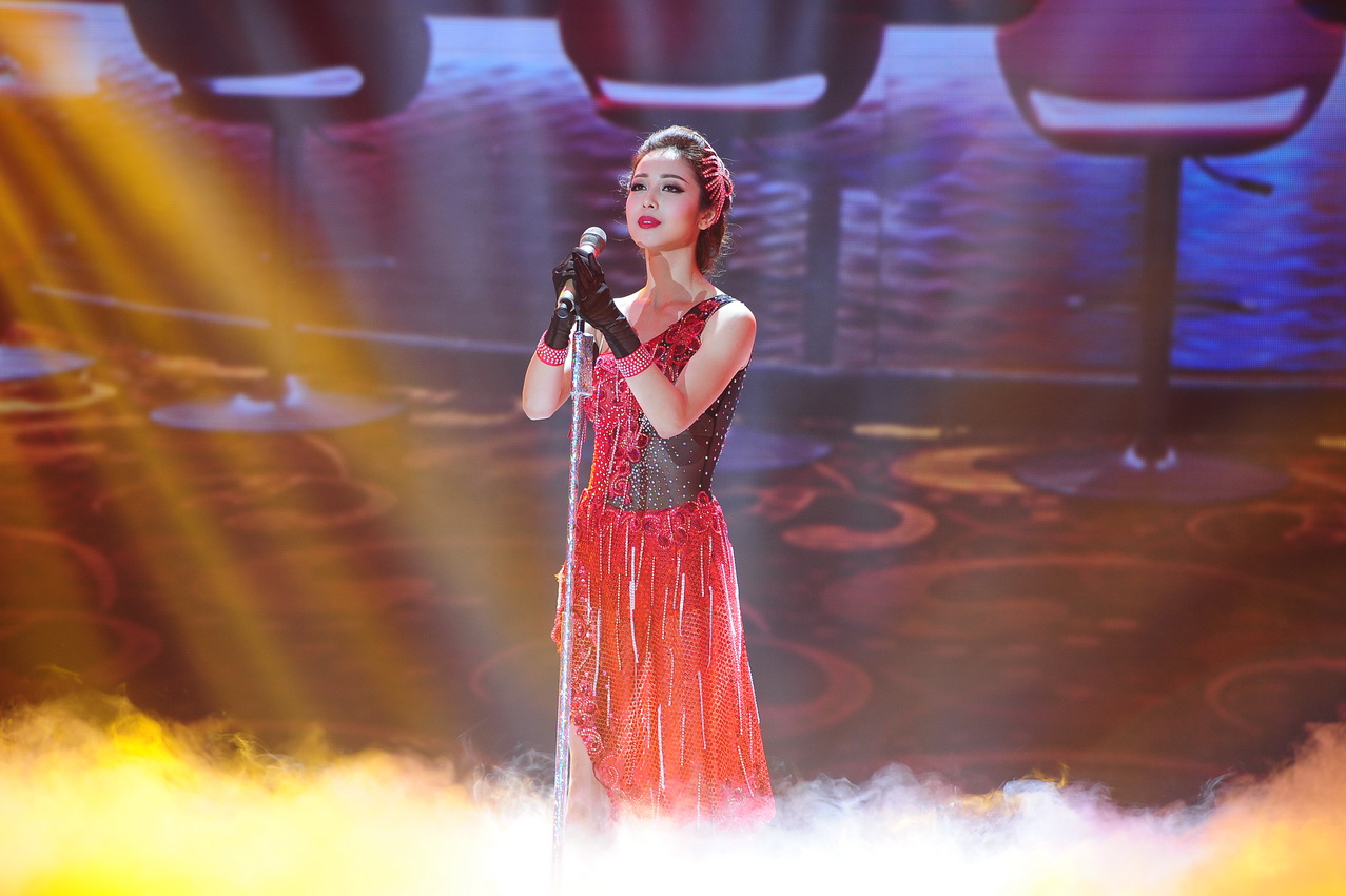 jennifer phạm nằm ngửa trên sân khấu
