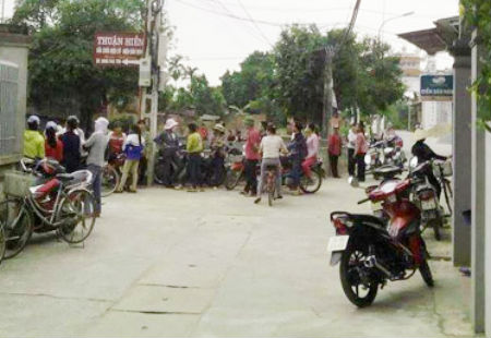 Rất đông người dân tập trung đến hiện trường vì hiếu kỳ 