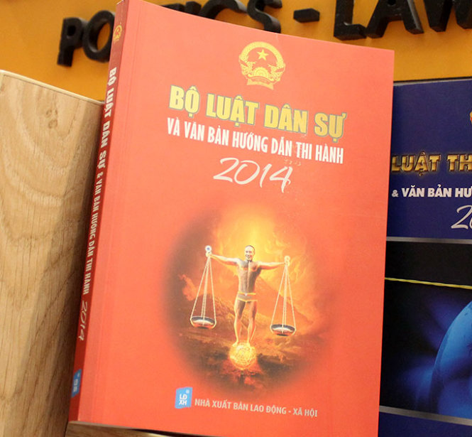 Công lý mặc quần xà lỏn lên bìa sách luật