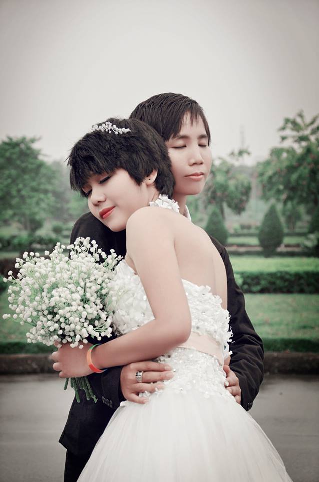 Những cái ôm thật chặt trong bộ ảnh cưới