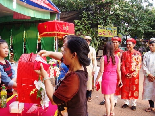 Rất đông người dân đến tham dự lễ cưới