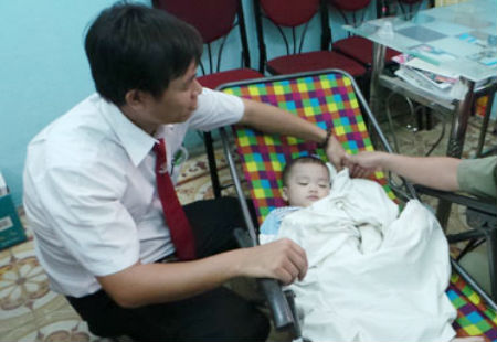 Tài xế Thuận đang chăm sóc bé trai 2 tuổi
