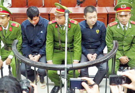 Tường và bảo vệ Khánh tại phiên tòa sơ thẩm