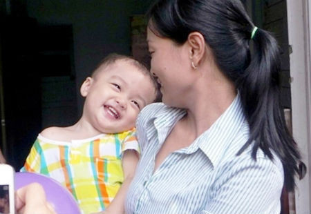 Bé Bo trong vòng tay nữ cán bộ phường