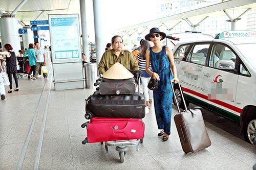 trương thị may để mẹ xách đồ