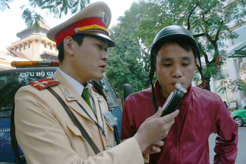 cong an lap chot gan quan nhau