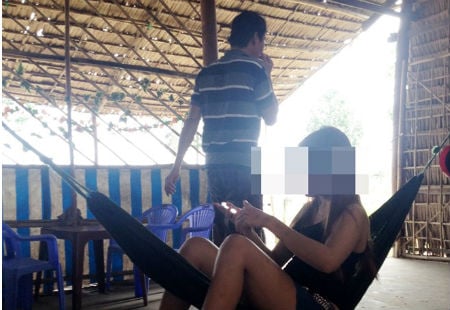 Tiếp viên rủ khách 