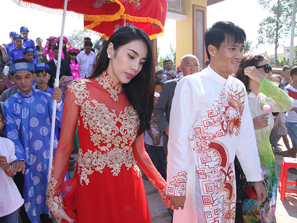 thủy tiên, công vinh, ca sỹ, bóng đá, giải trí, ngôi sao, showbiz