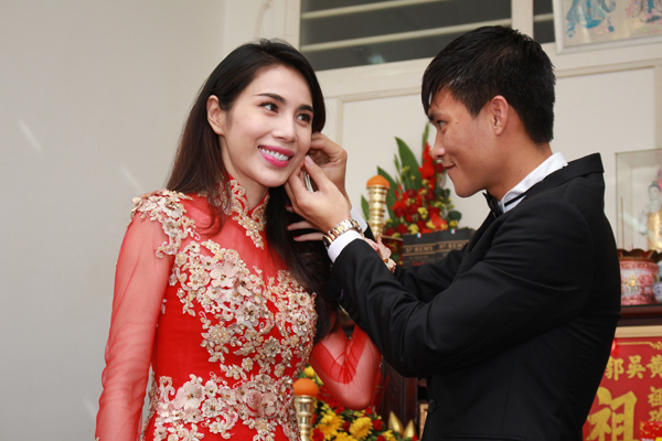 thủy tiên, công vinh, ca sỹ, bóng đá, giải trí, ngôi sao, showbiz