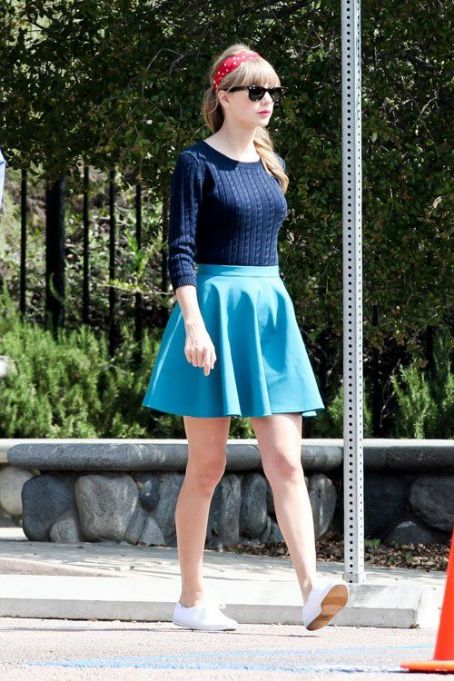 Áo len cổ tròn dáng ôm là món đồ có thể mix với mọi loại chân váy. Ở đây, Taylor Swift khéo léo mix áo len vặn thừng màu tím than với chân váy lụa chữ Á mỏng xếp li màu vàng nghệ. Trên đông dưới hè tạo nên thời trang giao mùa ấn tượng.
