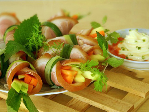 thịt chân giò cuộn xoài