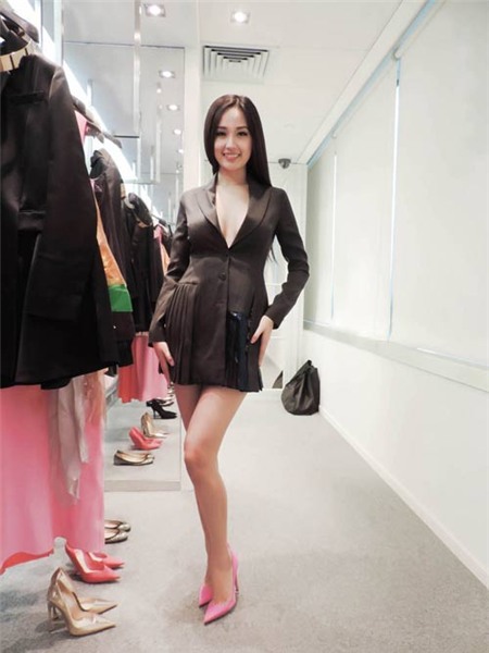 mai phương thúy mặc váy ngắn phản cảm